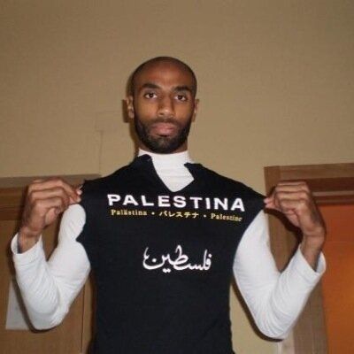 كانوتيه يحمل قميص مكتوب عليه فلسطين