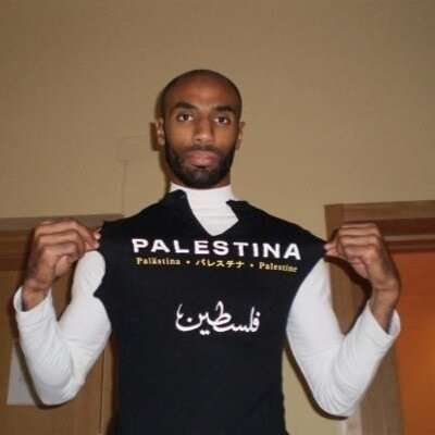 كانوتيه يحمل قميص مكتوب عليه فلسطين