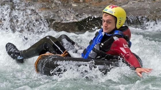 فيليكس كروس لاعب فيردر بريمن يتدرب ضد التيارات المائية