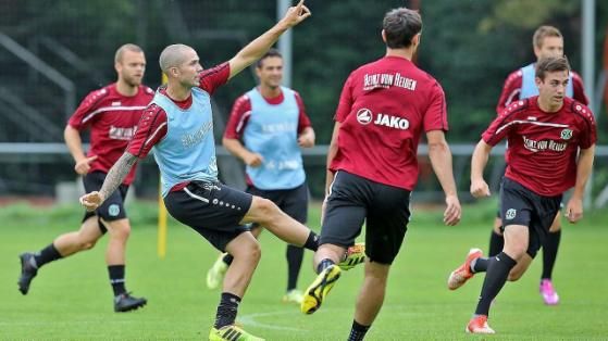 لاعب هانوفر اندرسون يسدد دون كرة بتدريبات افتراضية