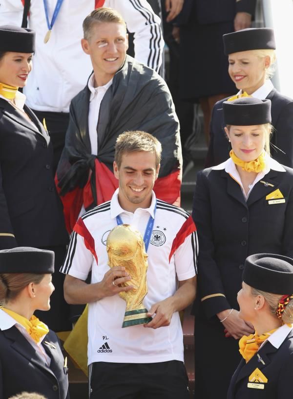 فيليب لام يحمل كأس العالم