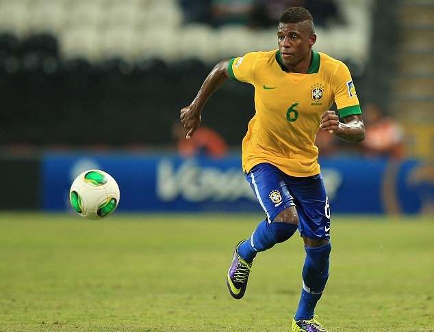 الظهير الأيسر أبنر فيليبي سوزا دي ألميدا 