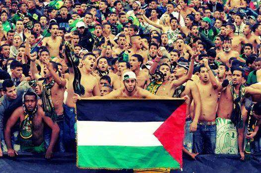 جماهير الرجاء ترفع علم فلسطين في إحدى لقاءات فريقها