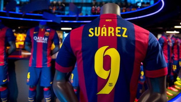 452054894-shirt-of-new-fc-barcelona-player-luis-suarez-are-seen
