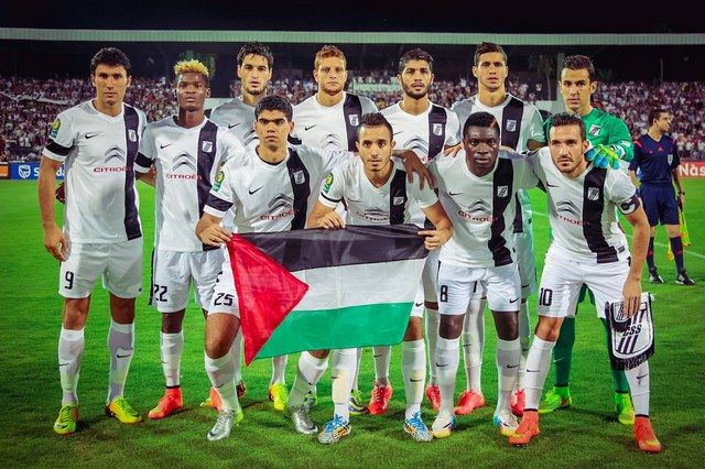 النادي الصفاقسي ليلة امس بالعلم الفلسطيني 