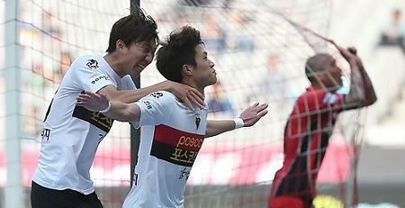 لاعبو فريق بوهانج ستيلرز الكوري الجنوبي