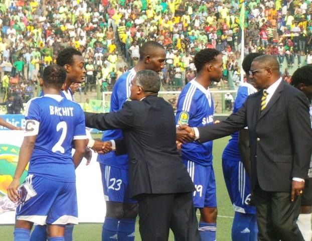 السفير السوداني ورئيس اتحاد الكرة يصافحان نجوم الهلال