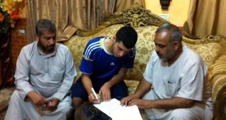 مشعل لحظة توقيعه لثلاثة مواسم