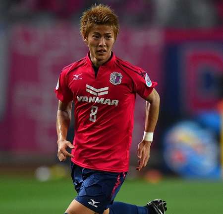 يويتشيرو كاكيتاني بقميص رقم 8 قبل انتقاله إلى بازل السويسري