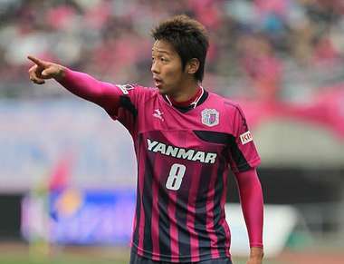 هيروشي كيوتاكي بالقميص رقم 8 قبل انتقاله إلى الدوري الالماني