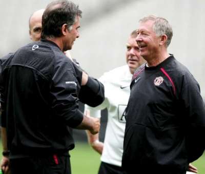 السيـر أليكـس فيرغسـون يتـحدث إلى مساعده كارلـوس كيـروش