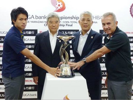 كودو (أقصى اليسار) مع المدرب بابتيستا (أقصى اليمين) بجانب كأس بنك سوروجا