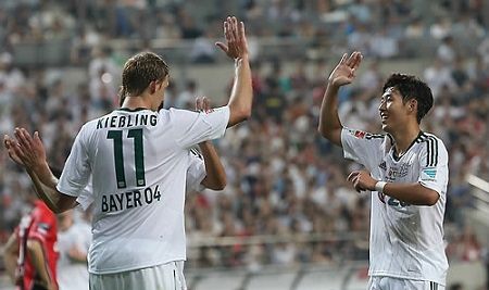 الكوري سون (يمين) يحتفل مع كيسلينج الذي سجل الهدف الثاني