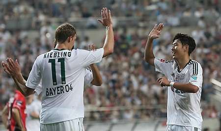 الكوري سون (يمين) يحتفل مع كيسلينج الذي سجل الهدف الثاني