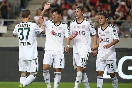 الكوري سون مع زملائه الألمانيين بعد نهاية المباراة لمصلحتهم