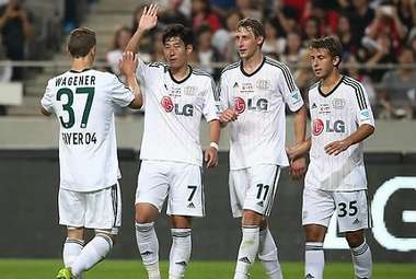 الكوري سون مع زملائه الألمانيين بعد نهاية المباراة لمصلحتهم