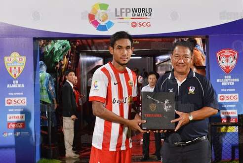 عضو بالاتحاد التايلاندي يكرم لاعب الميريا الإسباني دانجدا بعد المباراة