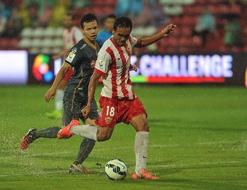 دانجدا (يمين) في اللقاء الودي بين الميريا الإسباني وموانجثونج التايلاندي