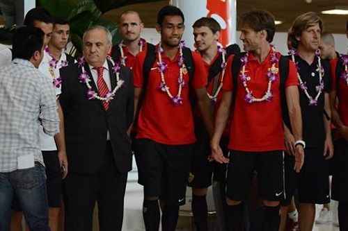 عندما قامت الجماهير التايلاندية باستقبال بعثة فريق الميريا الإسباني في المطار