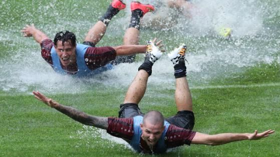 لاعبو هانوفر استغلوا الفرصة وحولوا الملعب لحوض سباحة