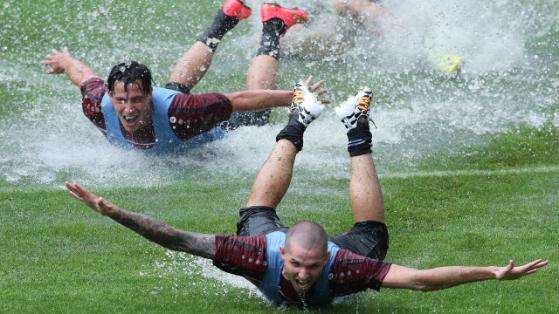 لاعبو هانوفر استغلوا الفرصة وحولوا الملعب لحوض سباحة