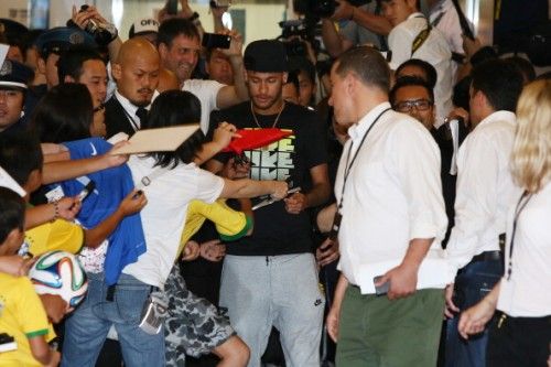 نيمار مع الجماهير اليابانية عند وصوله لمطار هانيدا الدولي بطوكيو
