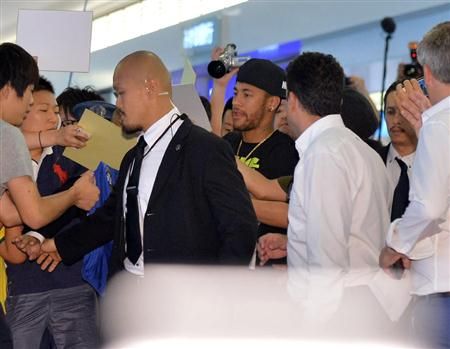 أمن مطار هانيدا الدولي يحمي نيمار من اندفاع الجماهير