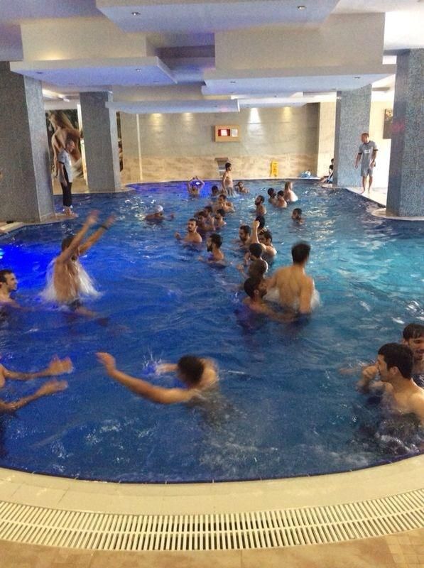 لاعبو الازرق ومدربهم فييرا في المسبح