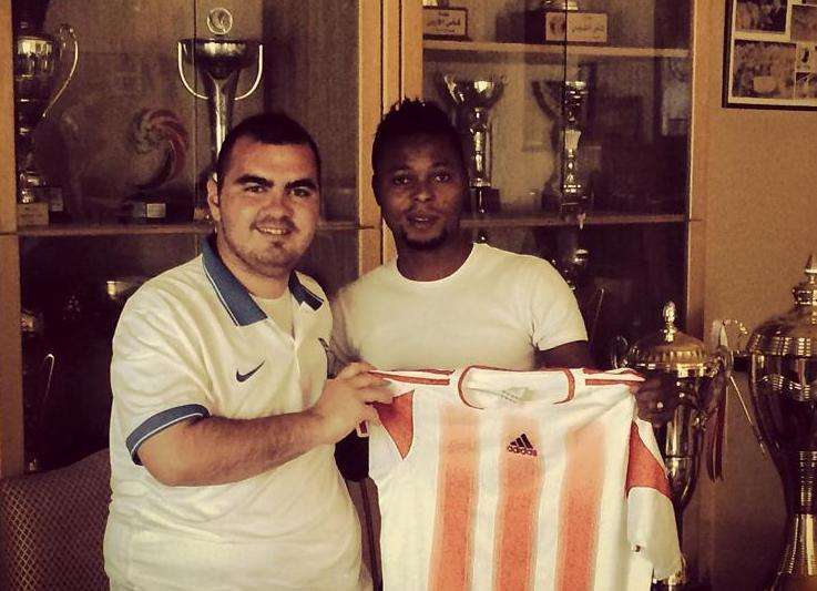 تيجاني يرفع قميص شباب الأردن بعد التوقيع