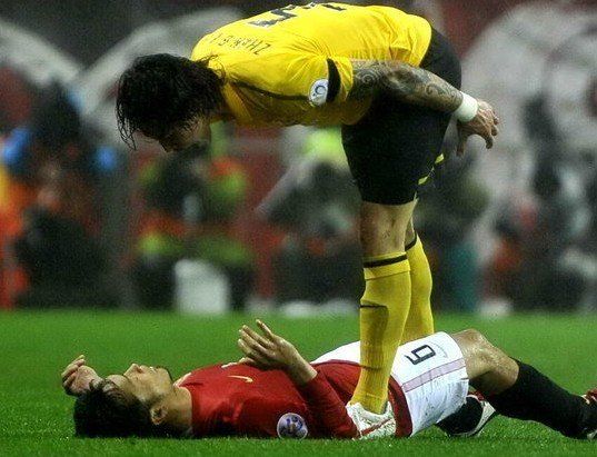 لينبينج يعتدي على الياباني يوكي آبي ليتحصل على بطاقة حمراء مجانية بعام 2013