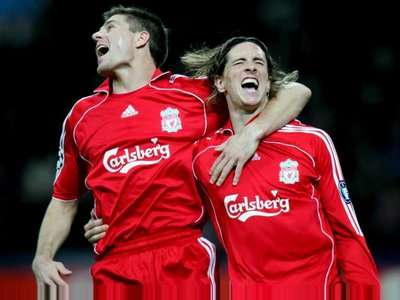 فرنانـدو توريـس يحتفـل مع زميلـه جيـرارد بعد الهدف الذي أحرزه في شبـاك الإنتـر