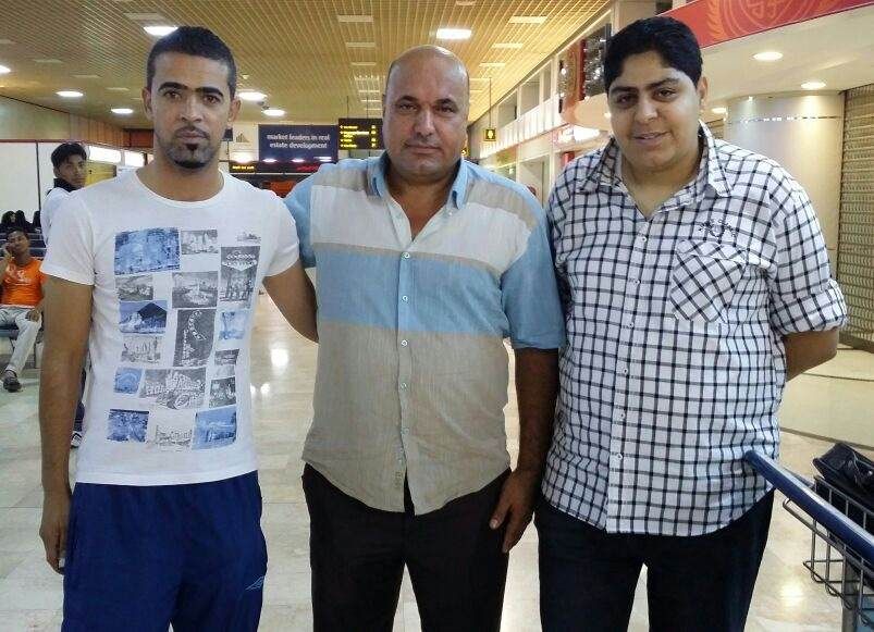 حسين شاكر " وسط " لدى وصوله البحرين. 