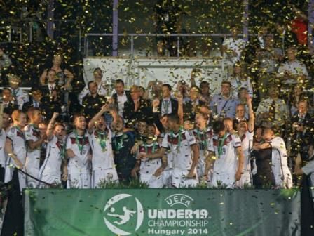 القائد شتارك يرفع كأس البطولة