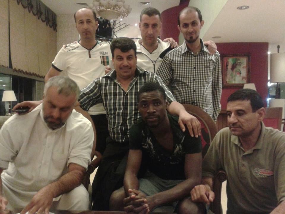 الغاني نيكولاس مع إدارة ذات راس بعد التوقيع