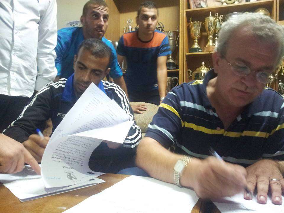 حسونة يوقع على عقده بحضور العدوان.