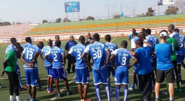 رئيس البعثة يخاطب اللاعبين قبل التدريبات