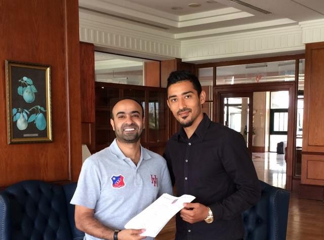 عقلة مع قوجان بعد توقيع العقد.. صورة لموقع النادي الرسمي 