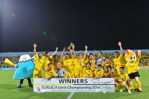 لاعبو فريق كاشيوا الياباني يحتفلون بكأس بنك سوروجا 2014