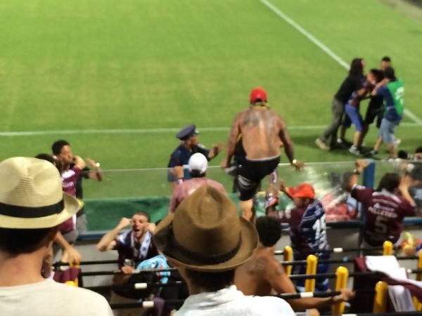 اقتحام بعض مشجعي لانوس لأرضية الملعب