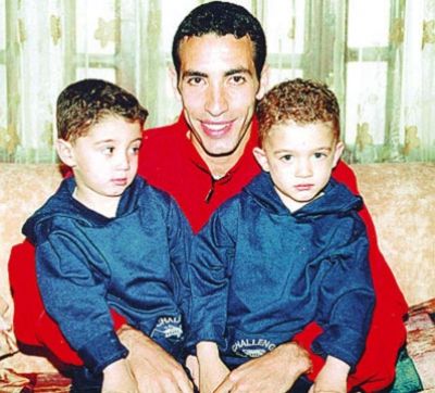 محمد أبوتريكة يتوسط طفليه التوأم سيف واحمد