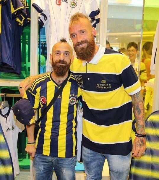 راؤول ميريليس مع مشجع قصير كما لو كان توأمه