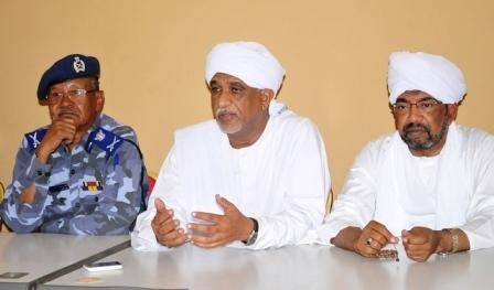 رئيس الهلال يتوسط نائبه ومساعده