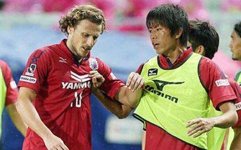 حاول الياباني آرايبا (يمين) تهدئة فورلان ولكن فشل في ذلك