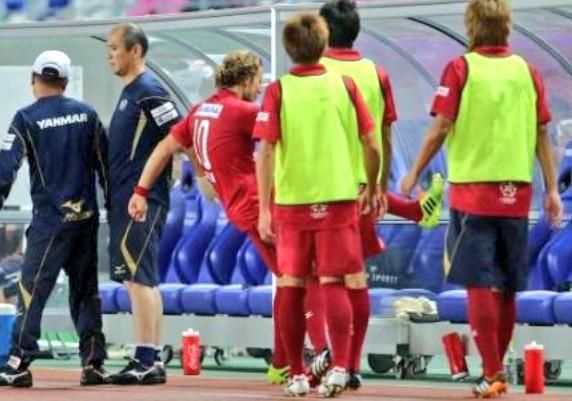 فورلان يركل علبة الماء احتجاجاً على تبديله وخروجه من الملعب