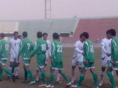 لاعبو الزوراء والنفط قبل اللقاء