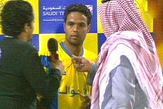 النفطي ( وسط ) يصرح عقب إحدى المباريات