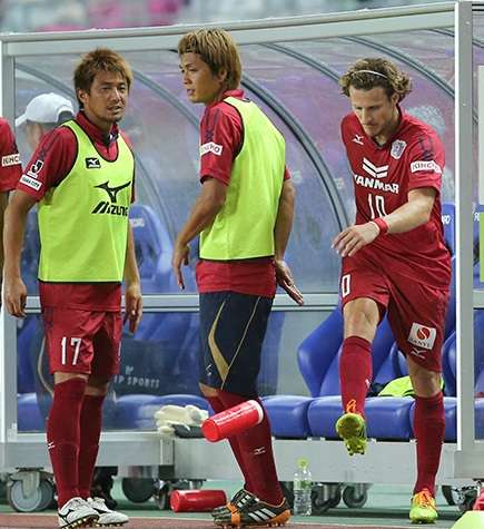 دييجو فورلان عند ركله علبة الماء