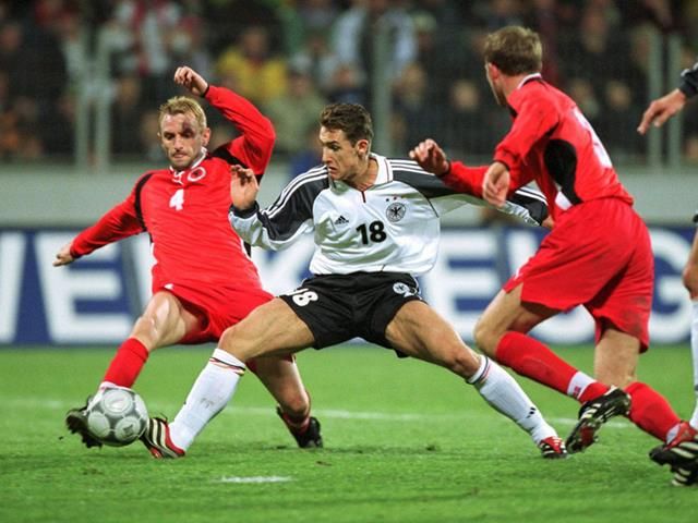 أول ظهور لكلوزة دولياً كان عام 2001 أمام ألبانيا