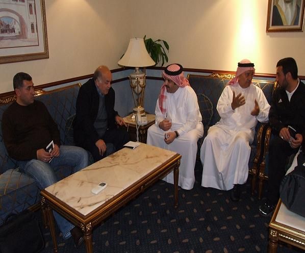 الشيخ عبد الرحمن بن مبارك والسيد جورج قعوار في القاعة الخاصة بالمطار وبعدسة كووورة