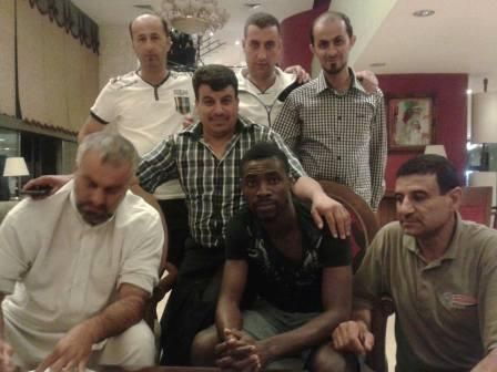 الغاني نيكولاس مع إدارة ذات راس حينما وقع عقده